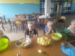 Rok szkolny 2023-2024 - 15 - ùwiatowy DzieΣ Owoców i Warzyw w oddziaêach zerowych